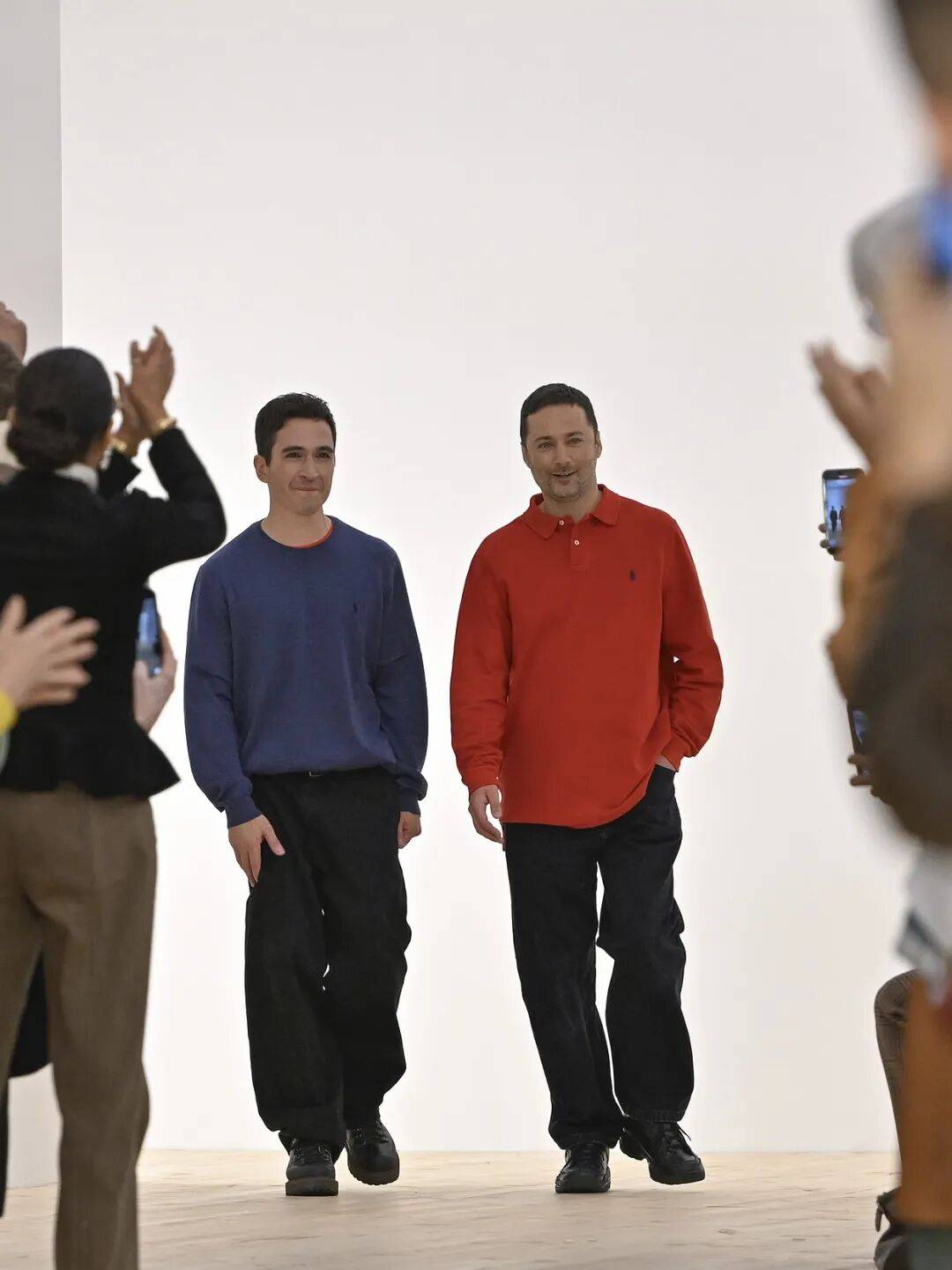 LOEWE新设计师首秀爆了<strong></p>
<p>美股期权价格</strong>，新配色太撩人！