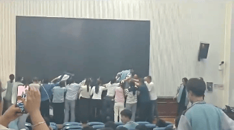 家长跪地被学生轮流踩踏<strong></p>
<p>美股大单</strong>，校方凌晨道歉