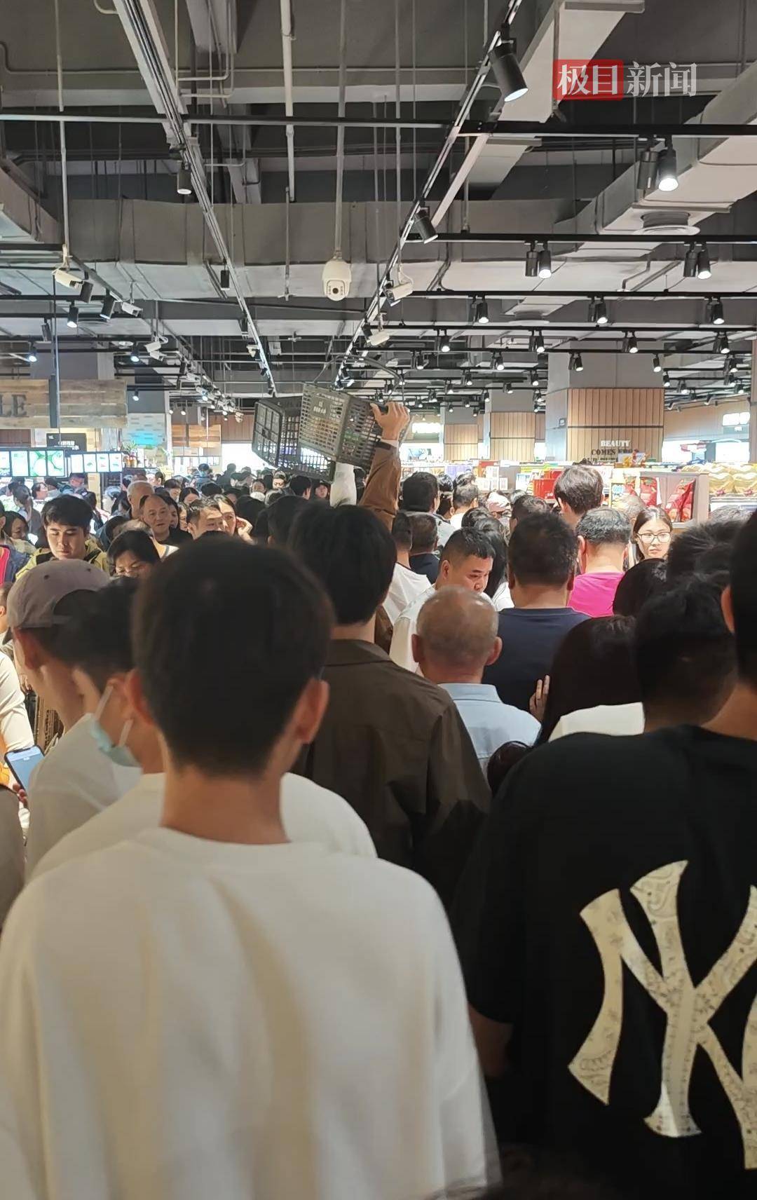 中秋夜的新乡胖东来能有多少人？多个收银口排起长队<strong></p>
<p>美股大单</strong>，有顾客举着购物篮在人群中穿行
