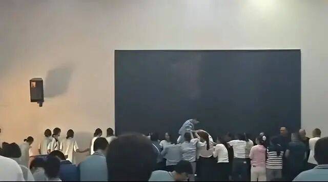 家长们跪成一排<strong></p>
<p>美股大单</strong>，学生蒙眼从背上踩过？教育局回应河南一中学举办活动引热议：正调查处理