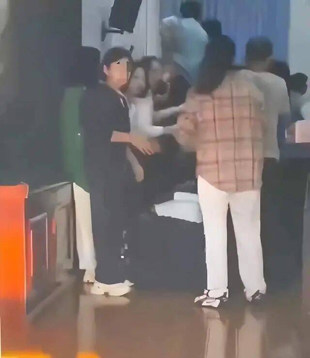 家长们跪成一排<strong></p>
<p>美股大单</strong>，学生蒙眼从背上踩过？教育局回应河南一中学举办活动引热议：正调查处理
