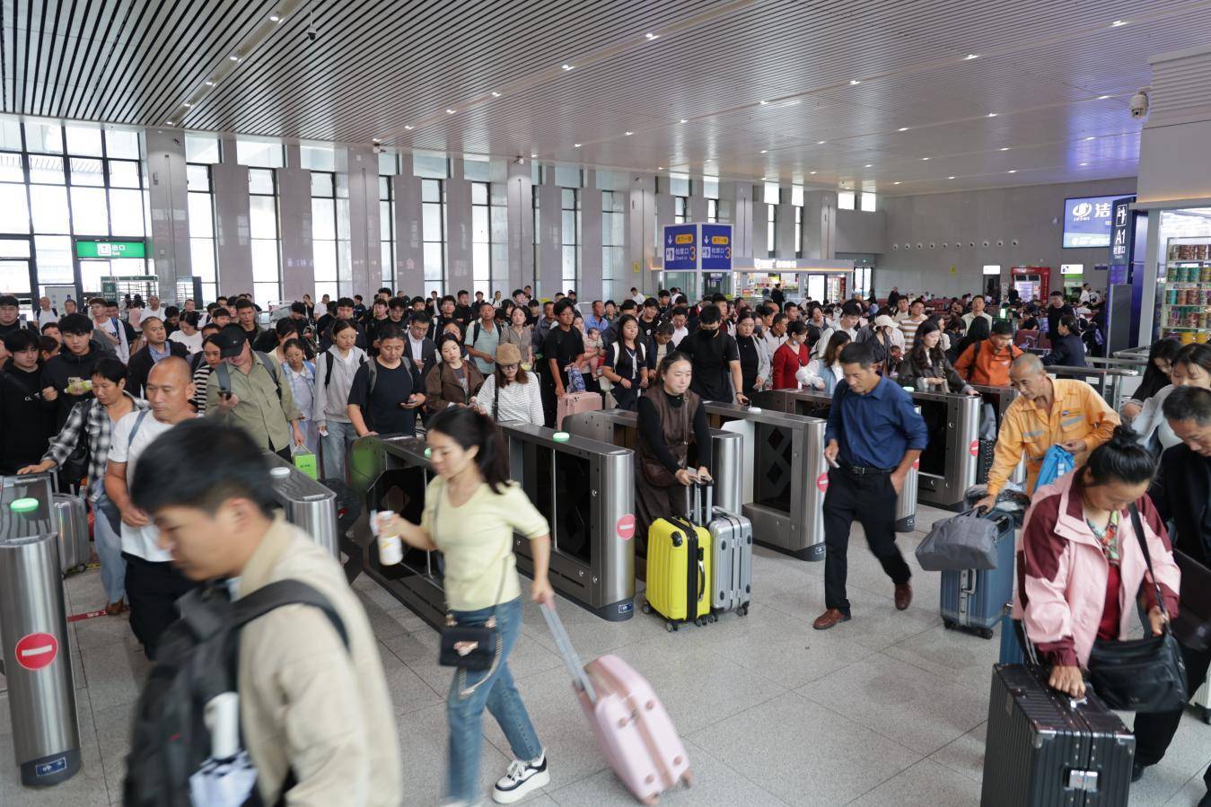 返程客流攀升<strong></p>
<p>美股大单</strong>，国铁集团郑州局计划加开高铁109列