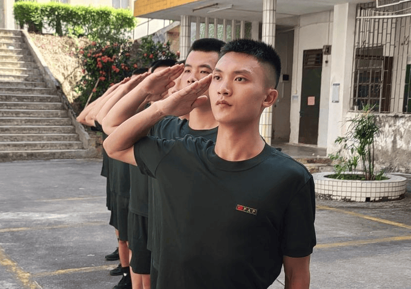 牛！退役半个月<strong></p>
<p>美股大单</strong>，他第三次入伍！