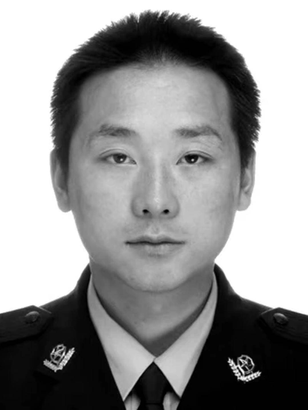 含泪送别！四川屏山县公安局副局长李虎办案途中坠江牺牲：“怕个啥<strong></p>
<p>美股大单</strong>，干就是！”是他的口头禅