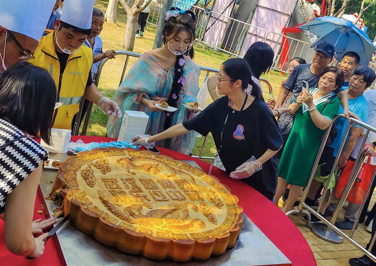 重388斤<strong></p>
<p>美股大单</strong>！500人排队挑战超级大月饼