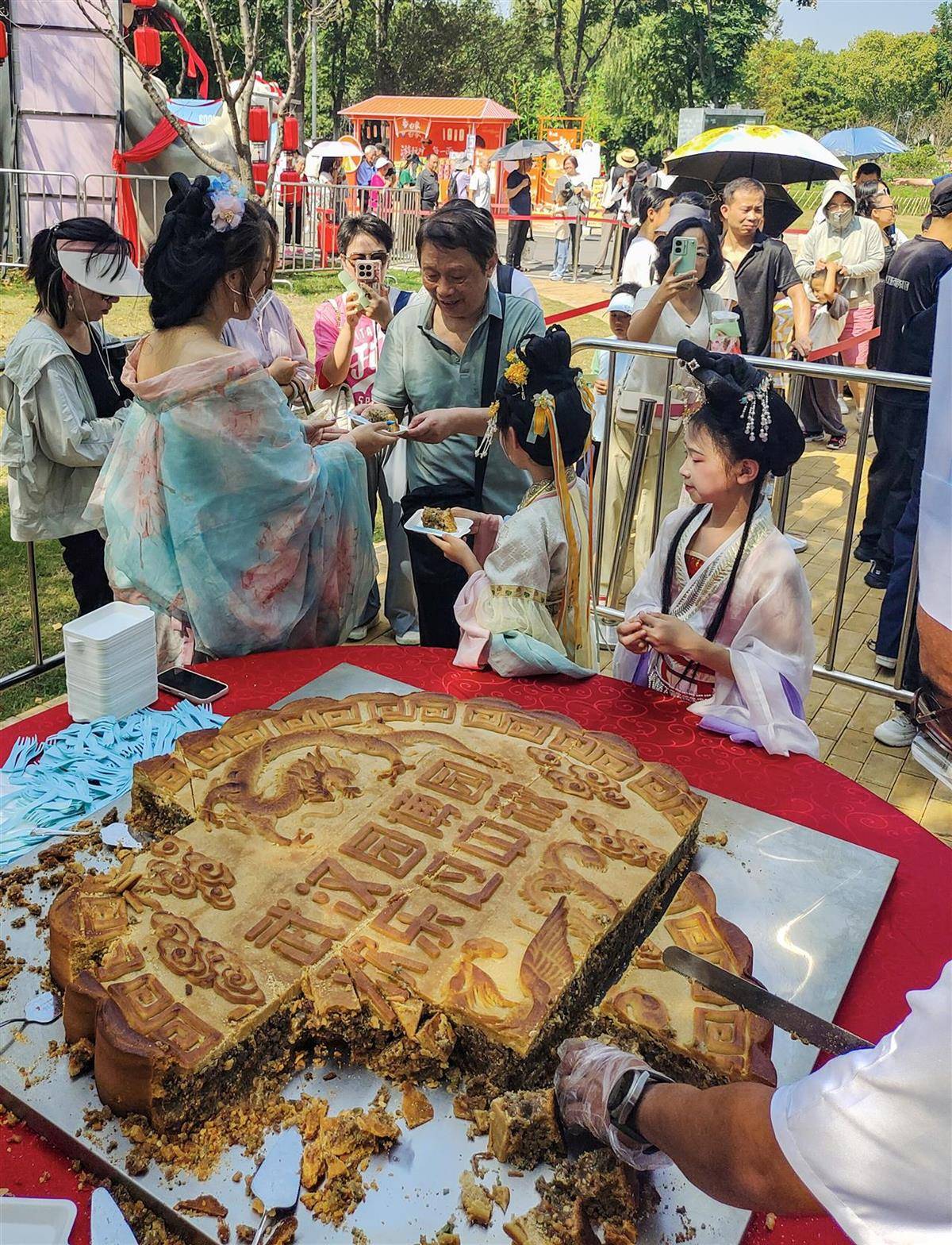 重388斤<strong></p>
<p>美股大单</strong>！500人排队挑战超级大月饼