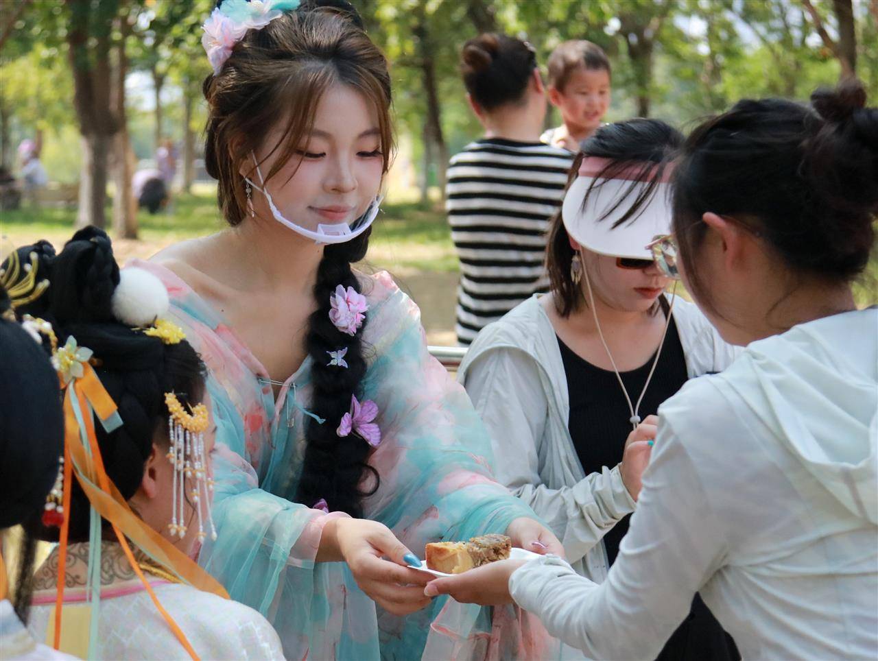 重388斤<strong></p>
<p>美股大单</strong>！500人排队挑战超级大月饼