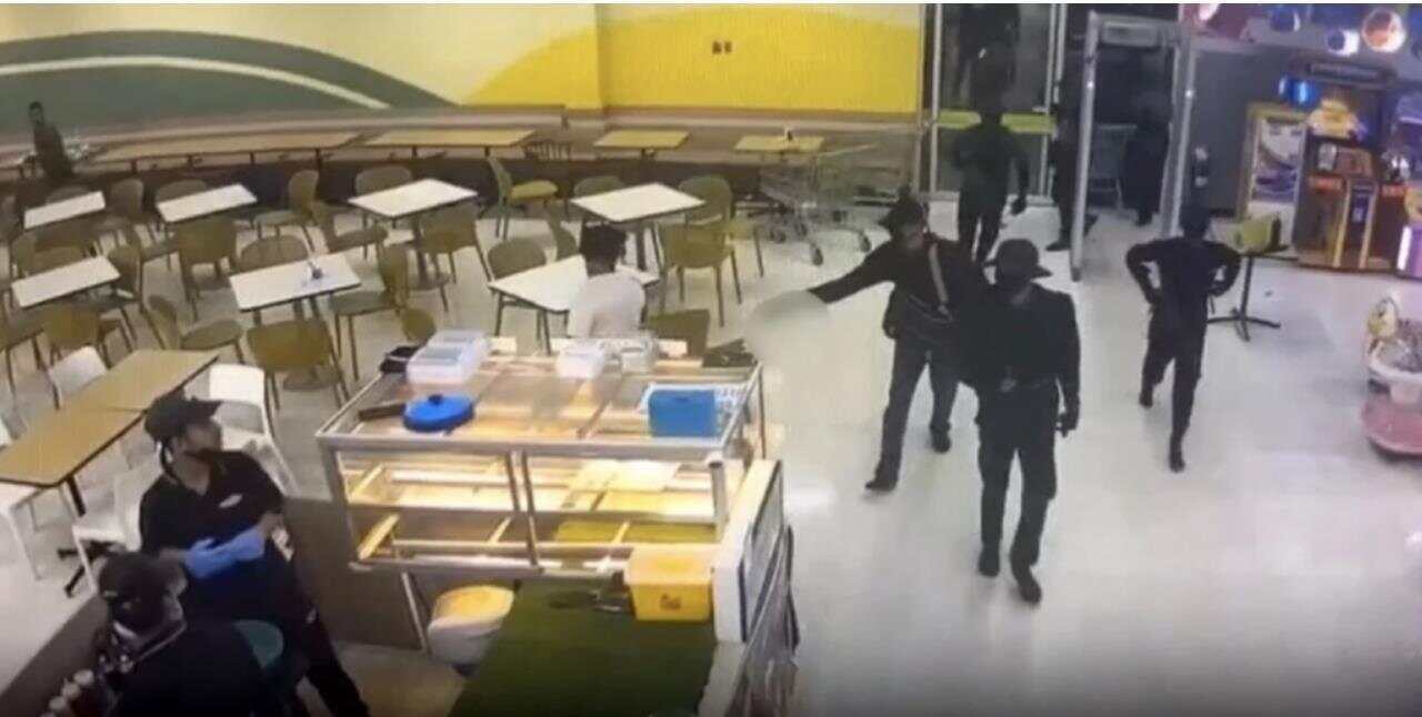 泰国一群蒙面劫匪持枪洗劫金店<strong></p>
<p>美股大单</strong>，一军人中弹