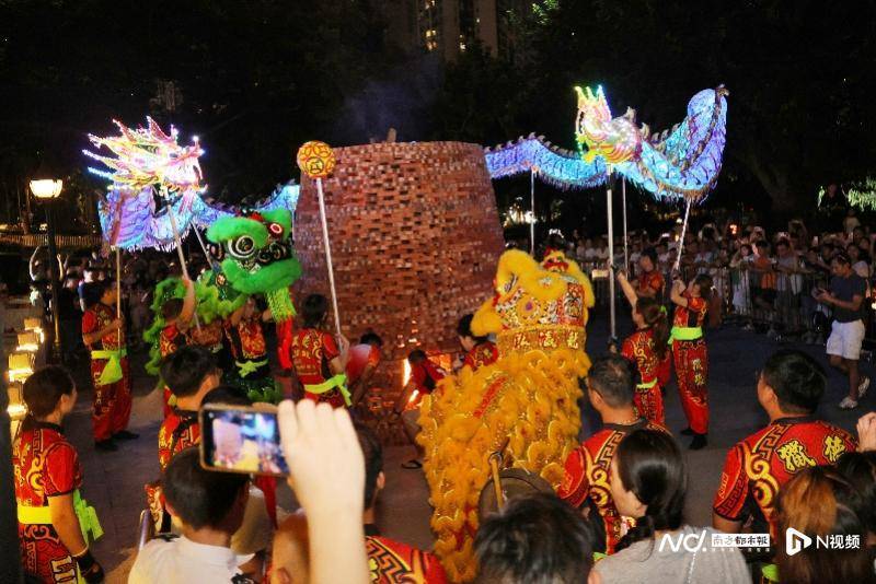 八月十五<strong></p>
<p>美股大单</strong>，广州猎德烧番塔，传统民俗与商业区高楼大厦相辉映