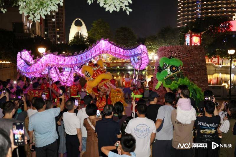 八月十五<strong></p>
<p>美股大单</strong>，广州猎德烧番塔，传统民俗与商业区高楼大厦相辉映