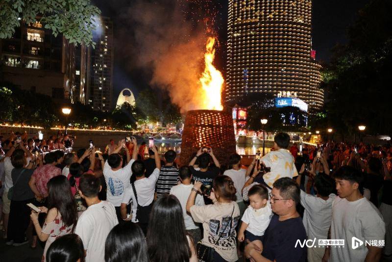 八月十五<strong></p>
<p>美股大单</strong>，广州猎德烧番塔，传统民俗与商业区高楼大厦相辉映