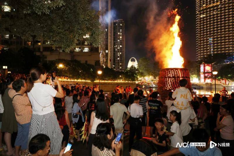 八月十五<strong></p>
<p>美股大单</strong>，广州猎德烧番塔，传统民俗与商业区高楼大厦相辉映