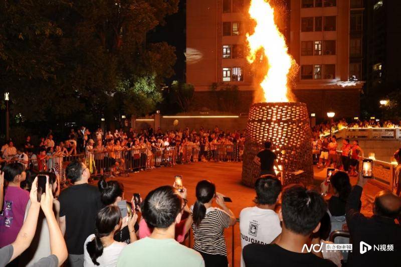 八月十五<strong></p>
<p>美股大单</strong>，广州猎德烧番塔，传统民俗与商业区高楼大厦相辉映