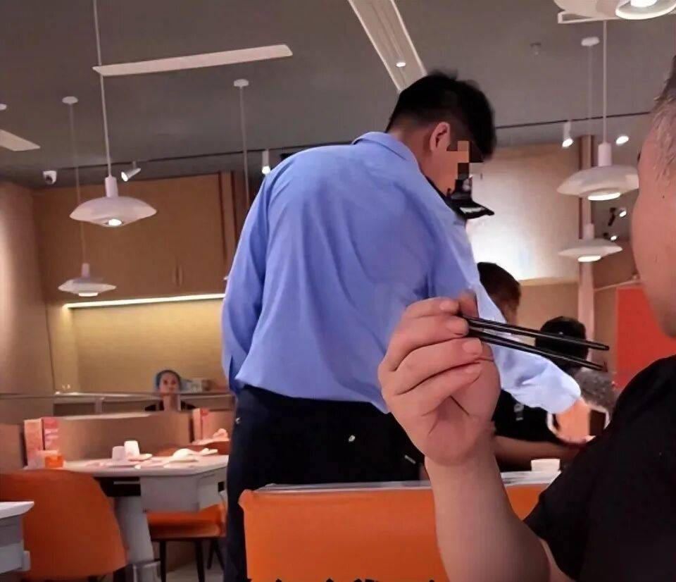 小伙和女友餐厅吃饭<strong></p>
<p>美股回调</strong>，被民警赶来戴铐带走；警方回应：其女友与一离家女孩“撞脸”，错抓已道歉