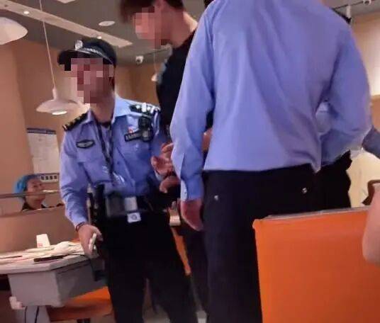 小伙和女友餐厅吃饭<strong></p>
<p>美股回调</strong>，被民警赶来戴铐带走；警方回应：其女友与一离家女孩“撞脸”，错抓已道歉
