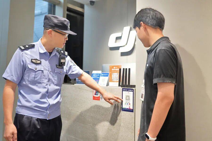 突然群发<strong></p>
<p>美股佣金高</strong>！大批上海市民收到警方短信！全市爆火网红已被锁定...有爸爸因孩子违规被罚款