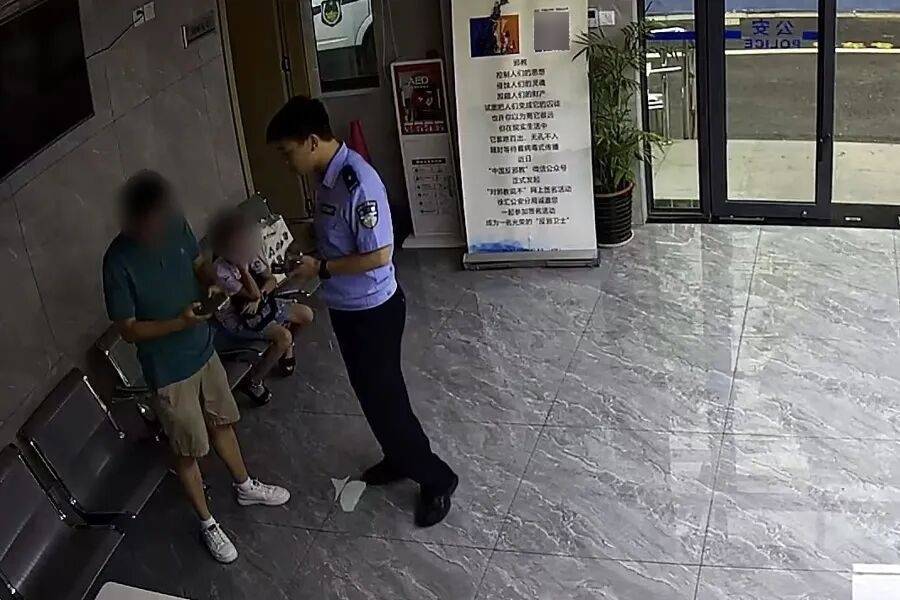 突然群发<strong></p>
<p>美股佣金高</strong>！大批上海市民收到警方短信！全市爆火网红已被锁定...有爸爸因孩子违规被罚款