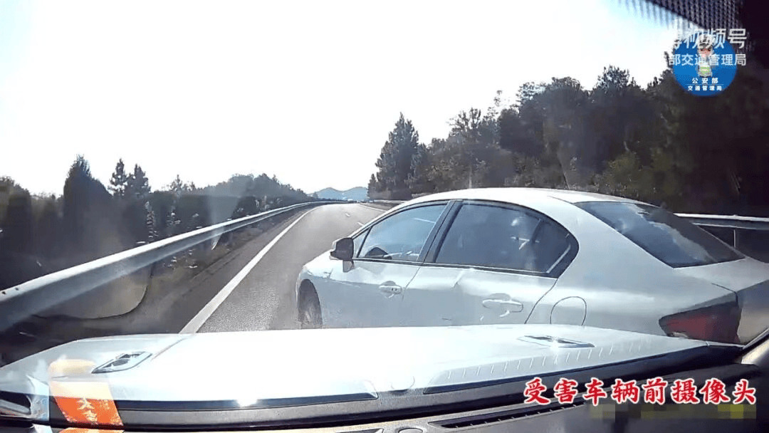 “我撒谎天打雷劈！”男子高速突然强行变道致翻车<strong></p>
<p>炒美股违法</strong>，反诬赖对方