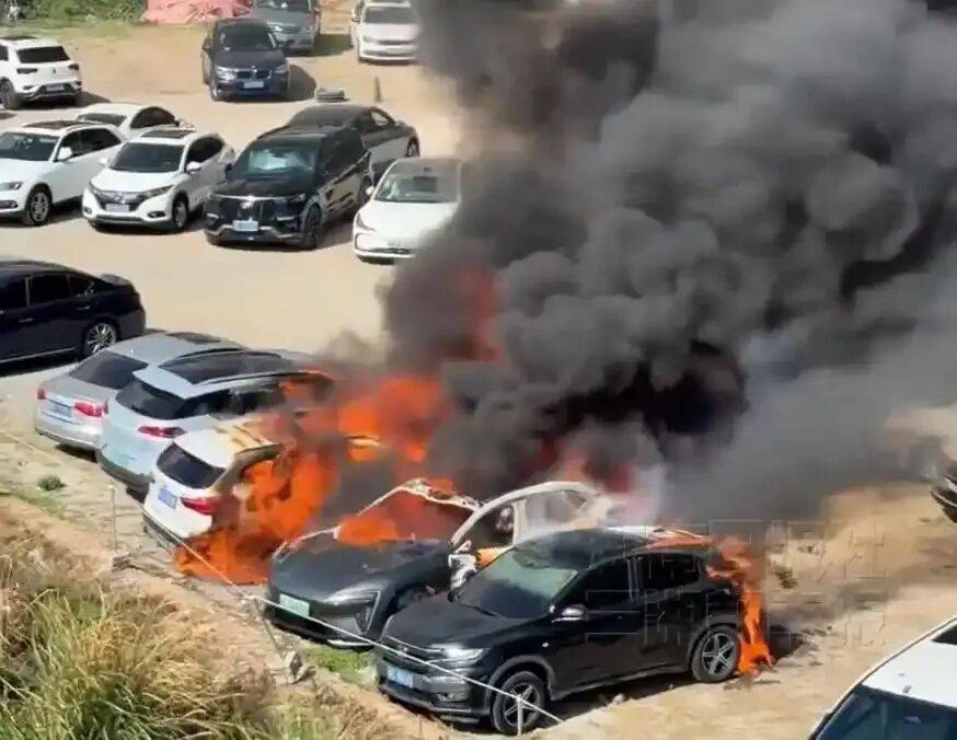 一电车起火致8车烧毁<strong></p>
<p>炒美股违法</strong>，阿维塔发情况说明：排除动力电池、驱动电机、高压电控故障等导致起火