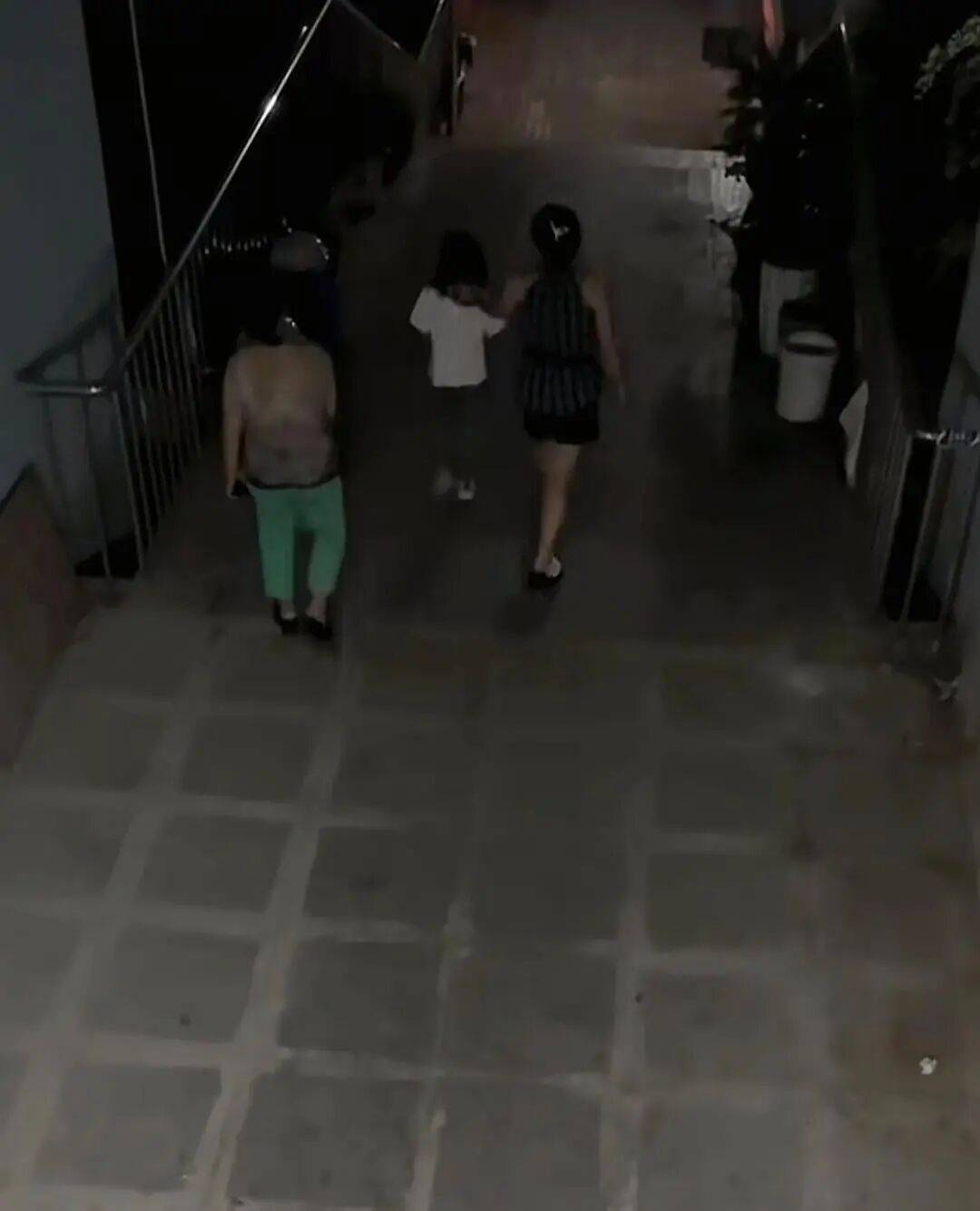 7岁女孩中秋节到同学家玩<strong></p>
<p>炒美股违法</strong>，2天无人来接，警察上门发现，其单亲父亲已在家中离世……