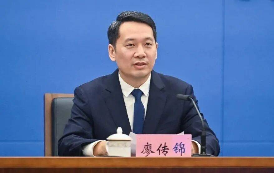 曾任共青团重庆市委书记<strong></p>
<p>美股模拟炒股</strong>，廖传锦已任荣昌区政府党组书记