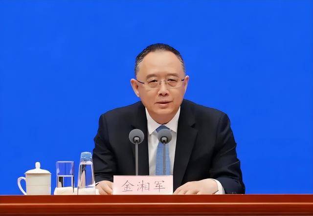 中央委员被“双开”<strong></p>
<p>美股模拟炒股</strong>，62岁女副部任上被查！中纪委上周通报查处26人