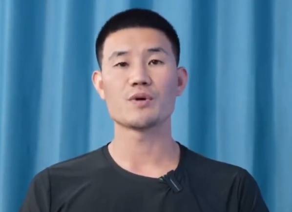 “嘎子”谢孟伟被执行超1400万；此前因穿警服带货被行拘7日<strong></p>
<p>美股模拟炒股</strong>，释放后暂停直播带货