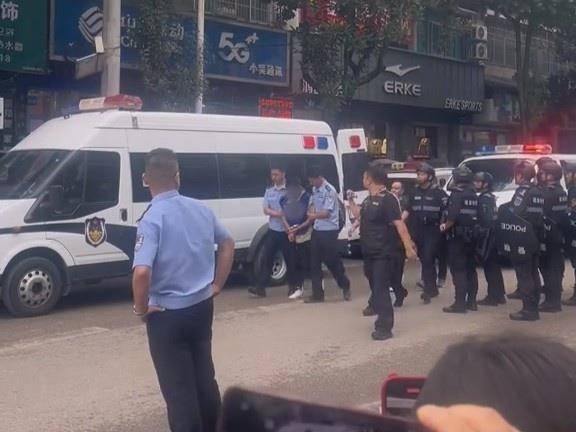 福泉一家珠宝店被盗<strong></p>
<p>美股模拟炒股</strong>，涉事门店员工称偷盗者已被找到，警方回应