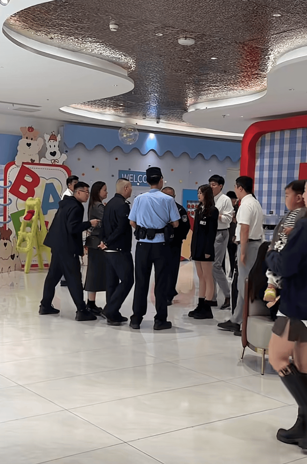 被网友莫名辱骂“上赶着当后妈”<strong></p>
<p>美股交易室</strong>，江苏女子一年后“闯”对方婚礼要求道歉？当事人发声