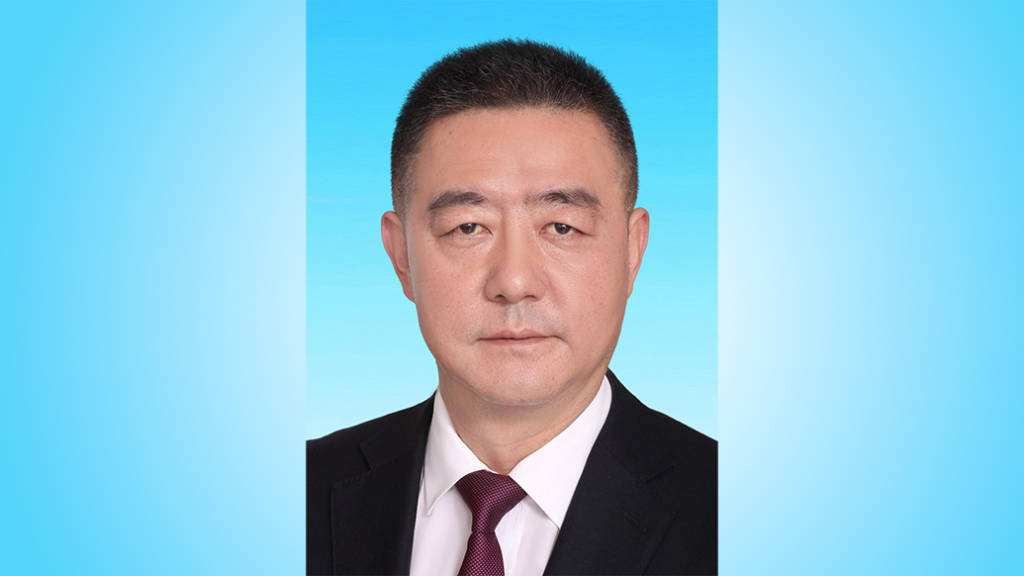 去年出任巴中市委常委、常务副市长的李本勇<strong></p>
<p>美股交易室</strong>，已转岗市人大