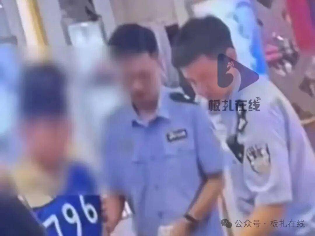 黔南一珠宝店960克黄金被盗 警方24小时破案<strong></p>
<p>美股交易室</strong>，押解嫌疑人到店指认