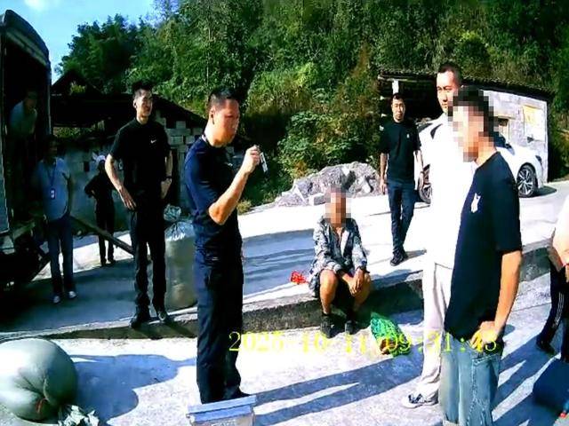 100斤玉米上秤秒变60斤？贵州一村民遭“鬼秤”骗粮！民警出手<strong></p>
<p>美股趋势交易</strong>，5人被拘