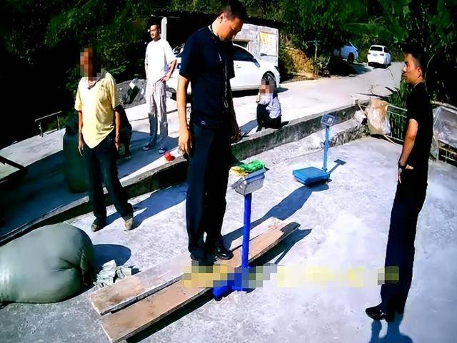 100斤玉米上秤秒变60斤？贵州一村民遭“鬼秤”骗粮！民警出手<strong></p>
<p>美股趋势交易</strong>，5人被拘