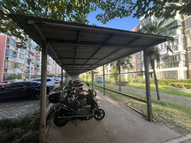 上海居民投诉后傻眼：只拆了一半！小区绿化被大量铁皮房霸占<strong></p>
<p>黄金趋势</strong>，还有人住？居民直指小区公共收益疑云
