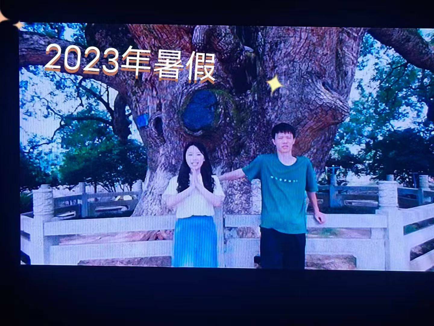 岳阳情侣连续9年在家乡千年古樟树下合影<strong></p>
<p>黄金趋势</strong>，今年国庆终修正果：希望爱情像古树一样长久