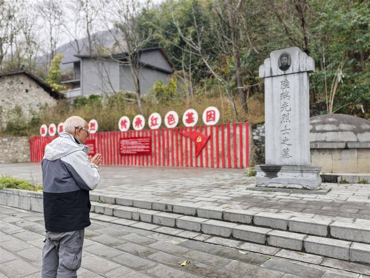 香港七旬老人重走长征路即将抵达终点<strong></p>
<p>黄金趋势</strong>，已走了246天约6000公里，朋友：看到各地的发展，他感觉震撼和自豪