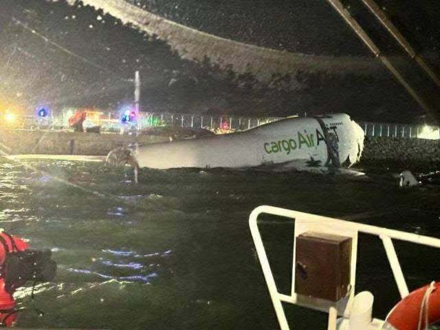 香港国际机场一货机降落后滑出海面<strong></p>
<p>黄金交易</strong>，致两人死亡