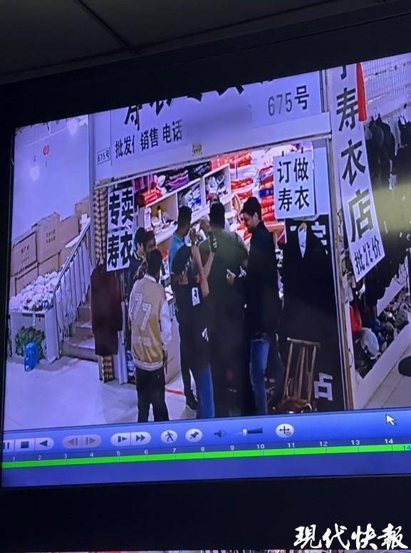 陷入“老外买寿衣”争议的店老板称被网暴<strong></p>
<p>股票行情</strong>，“一个上午接到300多个电话”