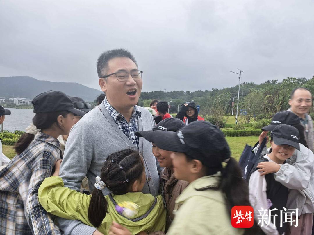 “叔叔是江苏的<strong></p>
<p>小米股票</strong>，将来一定带你们去看看！”镇江警官不忘承诺，四次组织近百名藏区学子来苏研学
