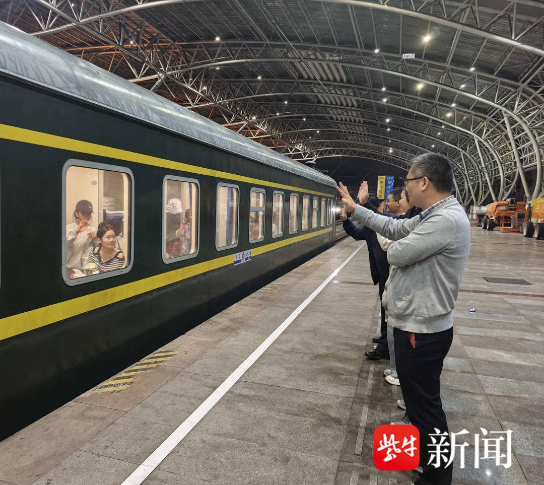 “叔叔是江苏的<strong></p>
<p>小米股票</strong>，将来一定带你们去看看！”镇江警官不忘承诺，四次组织近百名藏区学子来苏研学