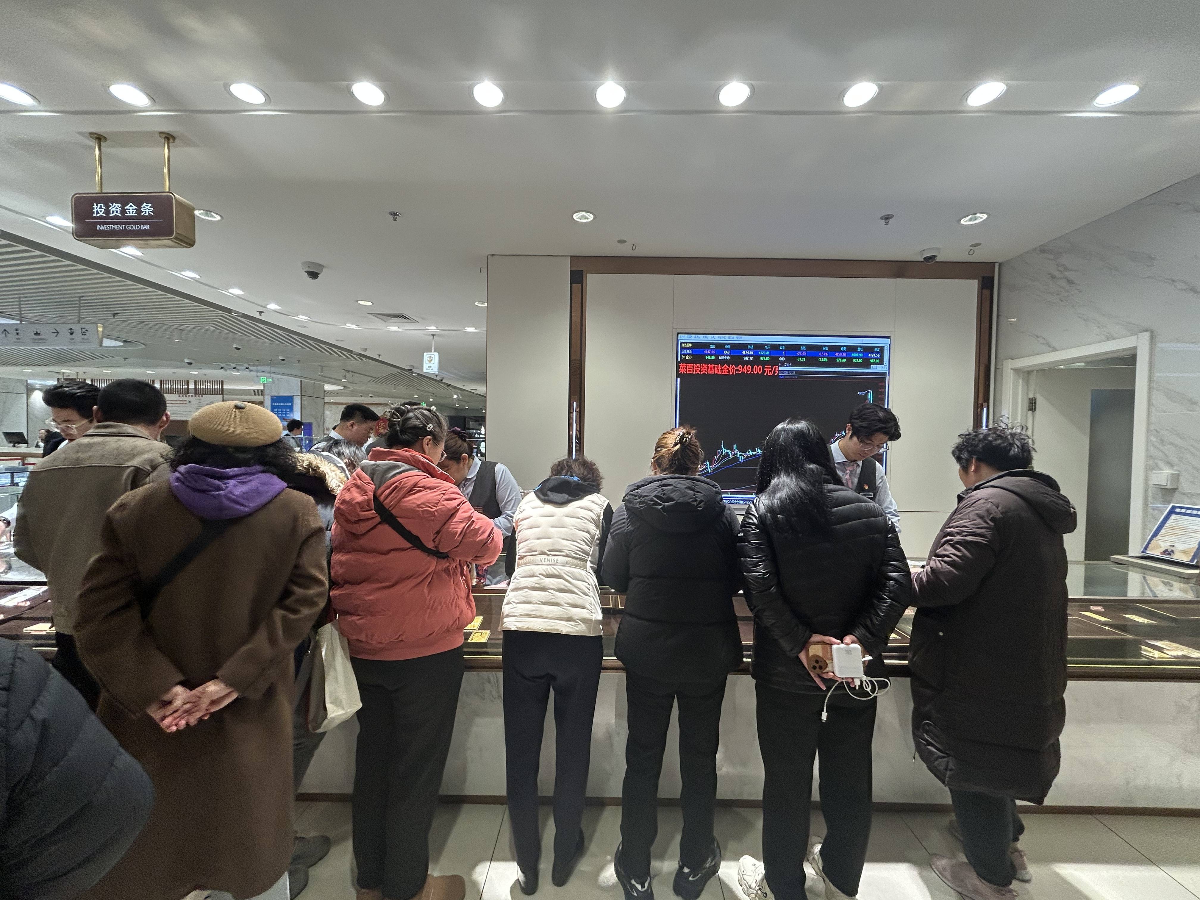 实探｜金价惊魂一夜后：“囤金大爷大妈”挤爆金店<strong></p>
<p>小米股票</strong>，拿下百克金条