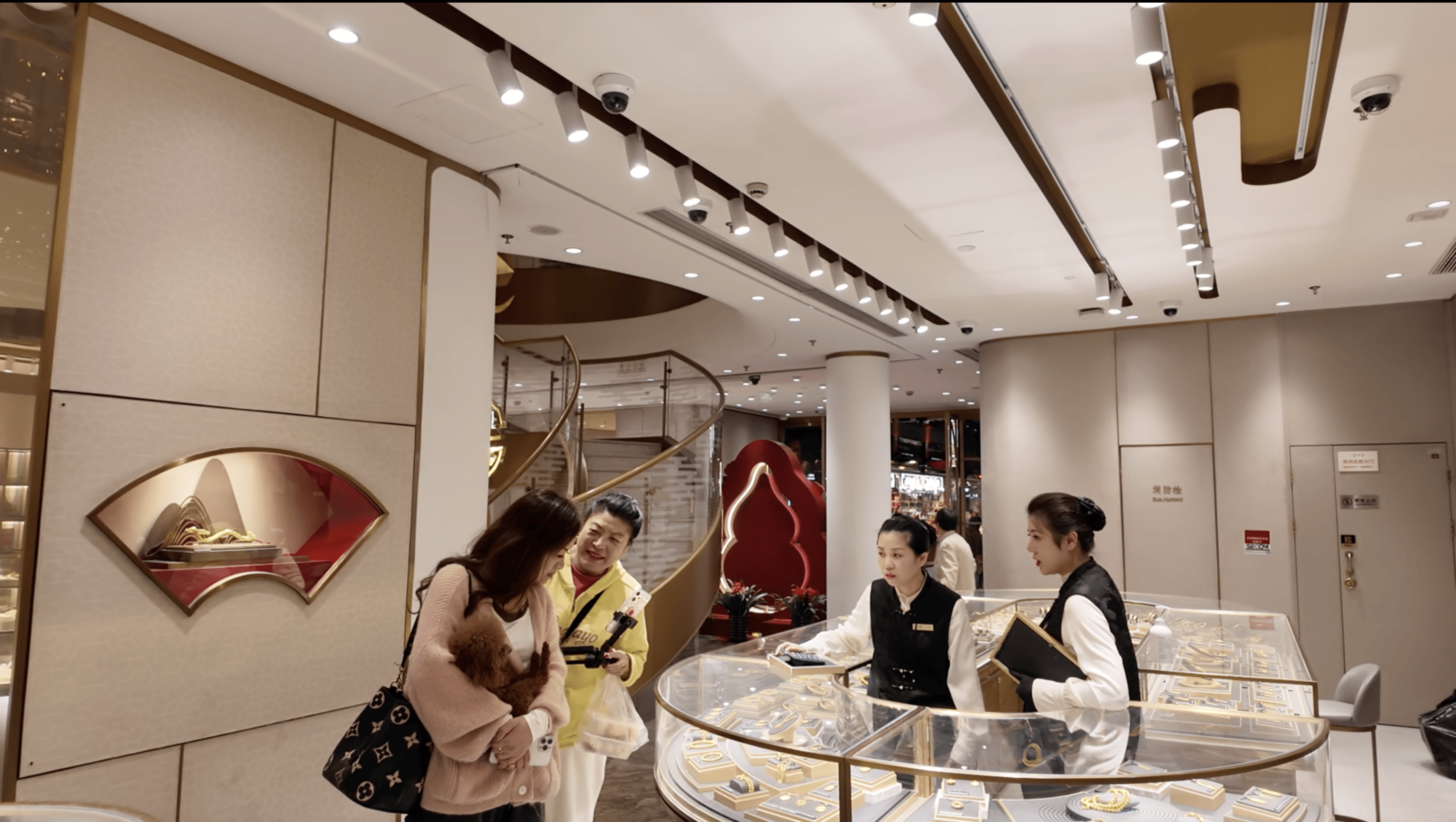 实探｜金价惊魂一夜后：“囤金大爷大妈”挤爆金店<strong></p>
<p>小米股票</strong>，拿下百克金条