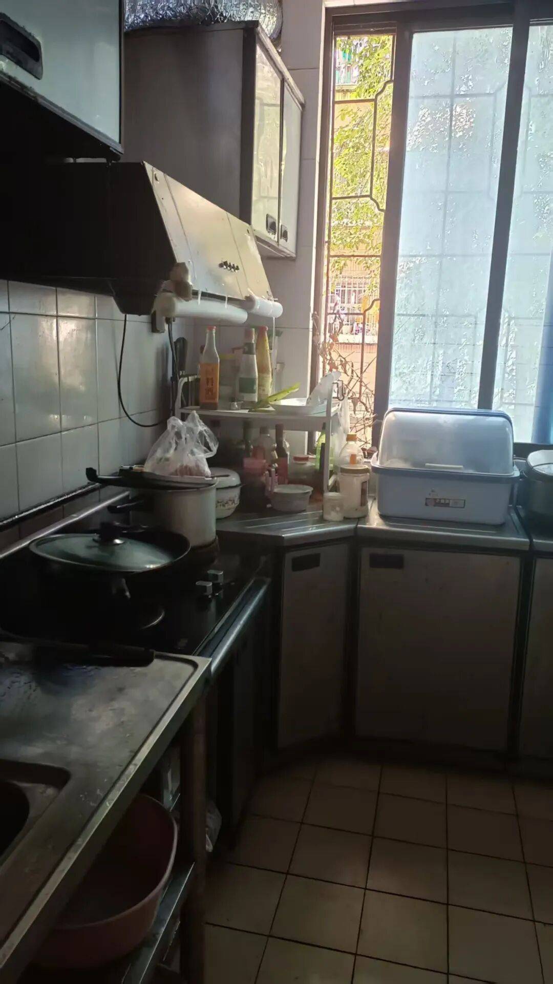 心疼！南宁一业主上厕所要经过厨房<strong></p>
<p>小米股票</strong>，抽油烟机贴防撞条……